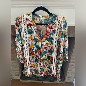 AndTheWhy Floral Crochet Sides Boutique Short Sleeve Shirt Oversized Small